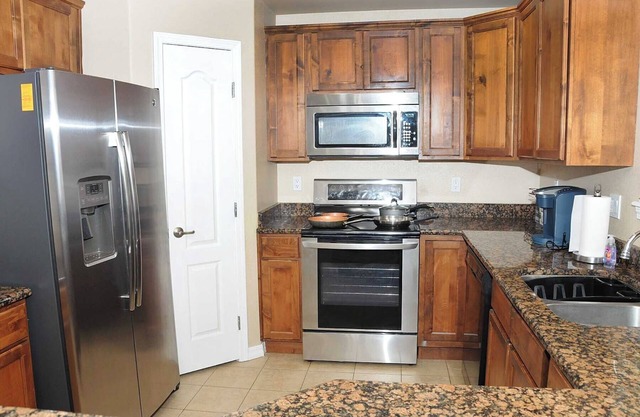 Comfortable & Convenient by-the-month Corner Lot House