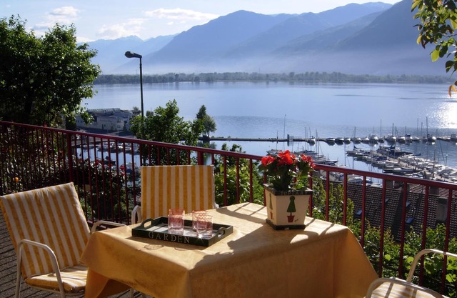 Comfortable cottage with stunning views of the lake and surrounding mountains