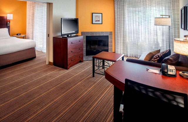 Comfortable Countryside Stay! Free Parking, Onsite Pool, Pets Allowed