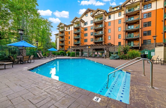 Comfortable downtown condo w/free attraction tickets, fireplace, & hot tub/pool