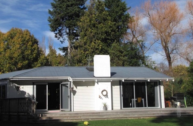 Comfortable family holiday home with swimming pool close to Village and wineri