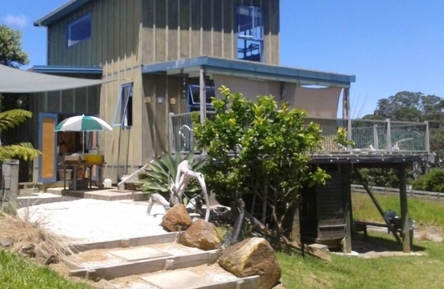 Comfortable family friendly bach, 4 minutes walk to the BEACH