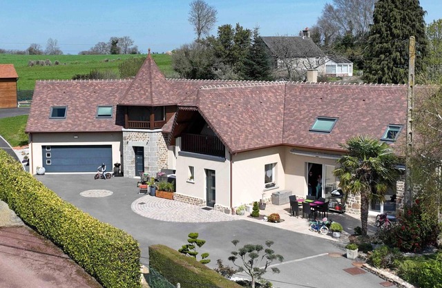 Comfortable house with private spa and garden near the pond