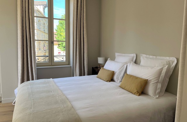 Comfortable apartment, wine-growing village, opposite the château, near Beaune