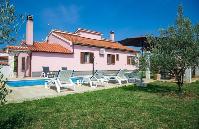 Comfortable house with swimming pool, in quiet village