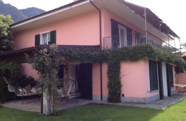 Comfortable house with private garden of 1500 square meters. 4 bedrooms, 3 bathrooms