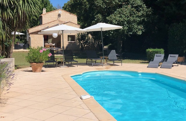 Comfortable house with swimming pool and private tennis court in the heart of the green provence