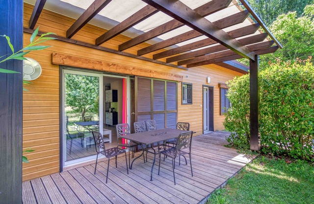 Comfortable single-storey chalet with swimming pool, garden, terrace and parking.