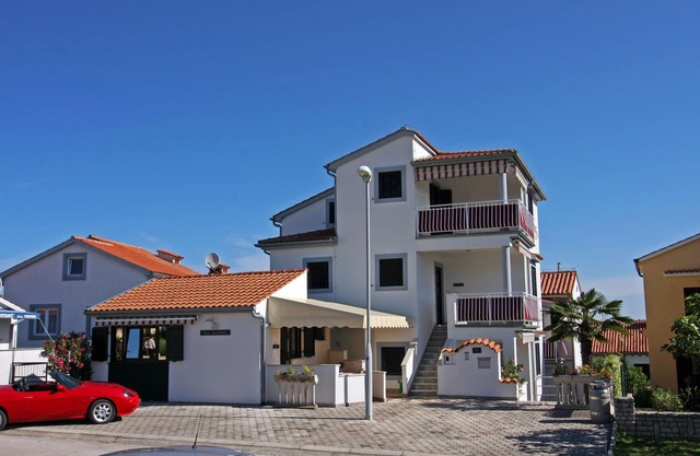 Comfortably furnished apartment, 300 m to the beach