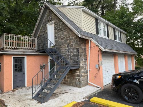 Comfy 1 Br Hide Away Apt W Garage Parking
