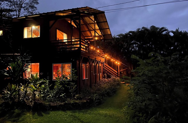 Comfy 2-bedroom 1-bath, in Kea'au near Hilo, WiFi and food forest