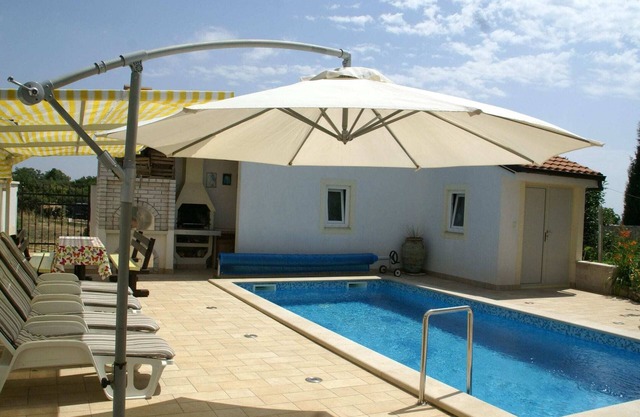 Comfy apartment in Vinkuran with the beach nearby