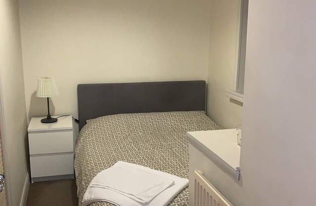 Comfy Bright and Clean Small Double Room with WiFi