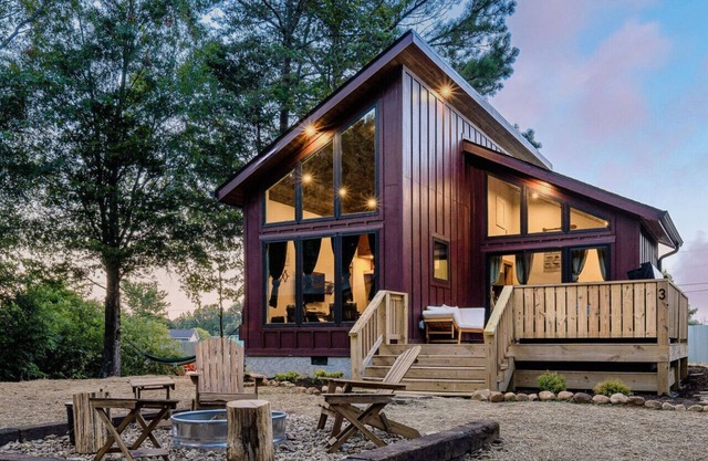 Comfy Cabin w/Pickleball, Golf, Sauna & Hot Tub!