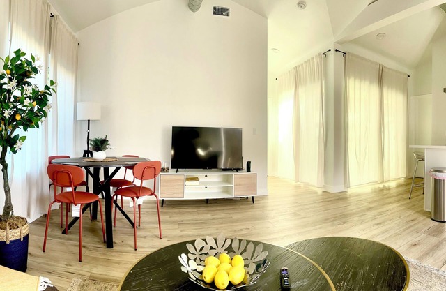 Comfy & calm 2 bedroom guest house near I-10, Temple city