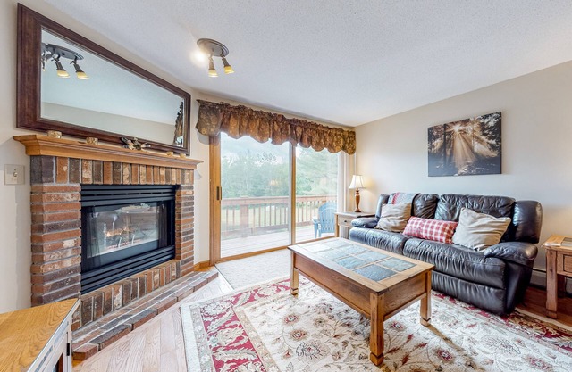 Comfy condo with spacious deck, fast WiFi, fireplace, indoor & outdoor pools