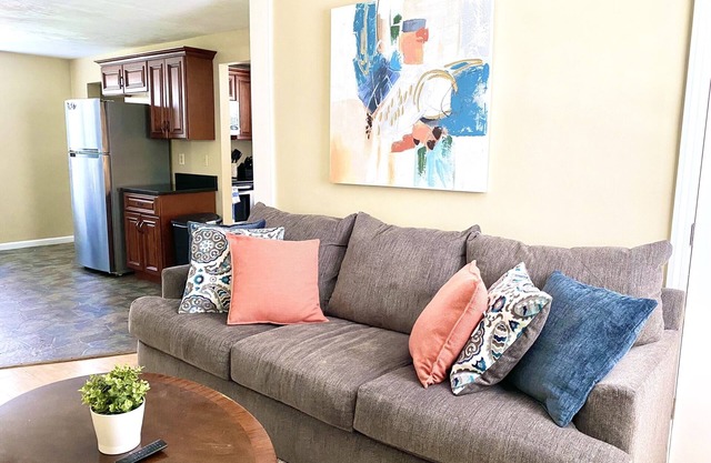 Comfy Easeful Two Bedroom Apartment. 30 Minutes to Boston