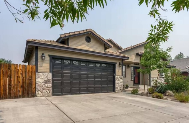 Comfy home, HOT TUB near UNR, Rafael Park, Downt