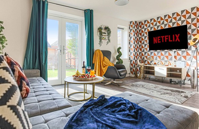 ⭐️Comfy House with Free Parking, Garden & Smart TV with Netflix by Yoko Property