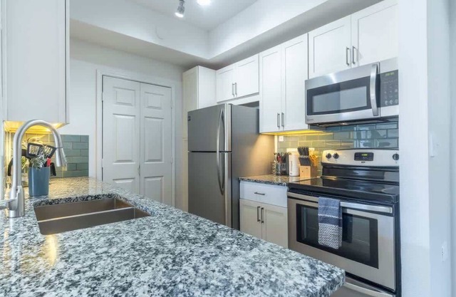 Comfy King 1BR | Pool, Gym & Free Parking 05