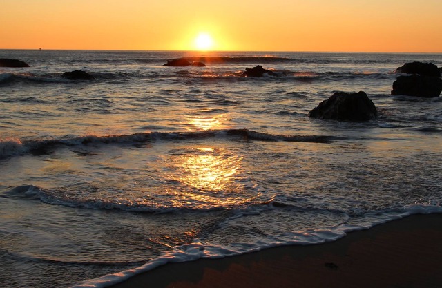 Comfy Neighborhood Ocean View Home, w/ Hot Tub--Just Steps to Beach (No Parties)