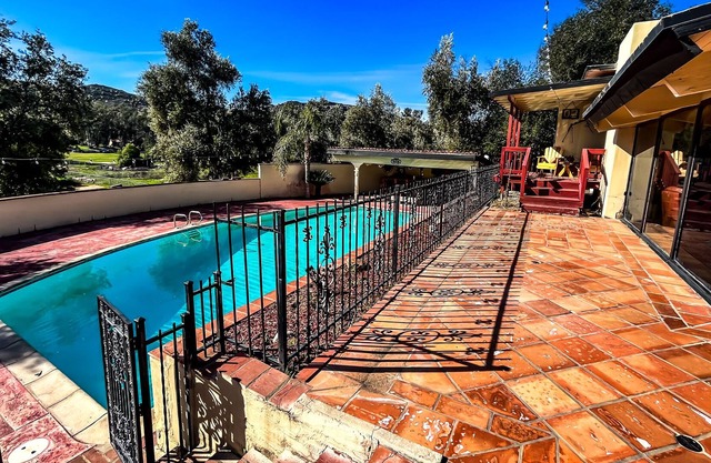 Comfy Spanish style Ranch home in Hemet w/ hot tub and pool
