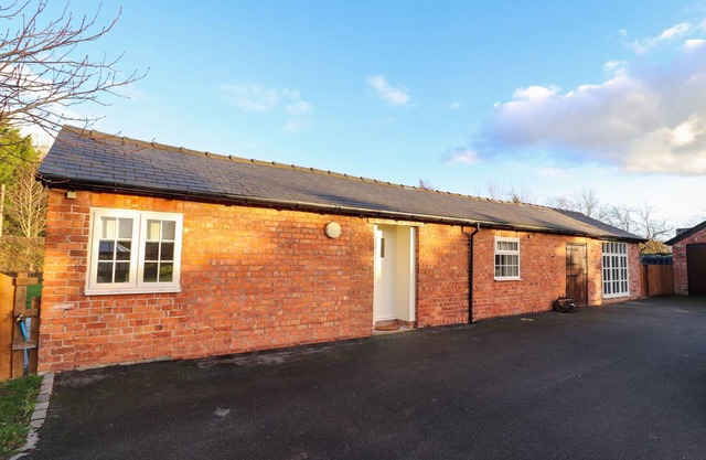COMMONWOOD COTTAGE, pet friendly, with a garden in Holt, North Wales
