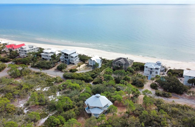 Community Pool! Easy Beach Access - 2 FREE bike rentals included!