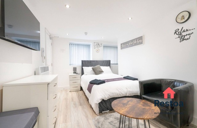 Compact and modern studio with parking near Kelham Island