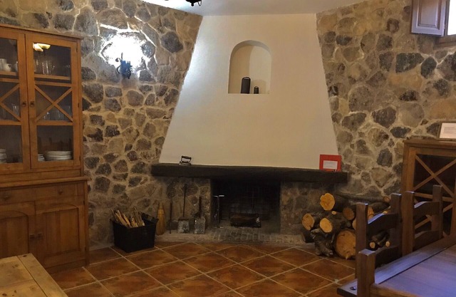 COMPLETE HOUSE WITH FIREPLACE IN THE VALLEY OF JERTE.