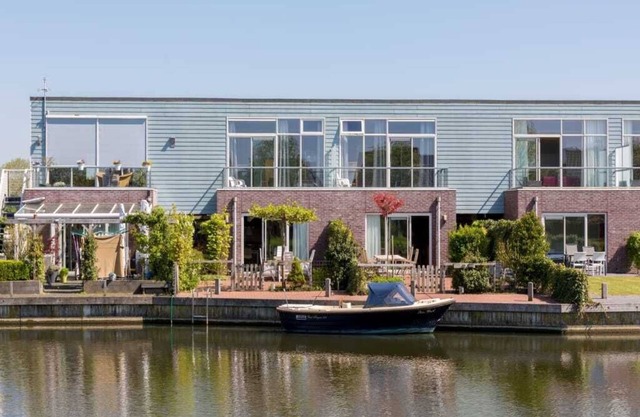 Complete, popular island house with steam shower. There is a lockable fence between the garden and t