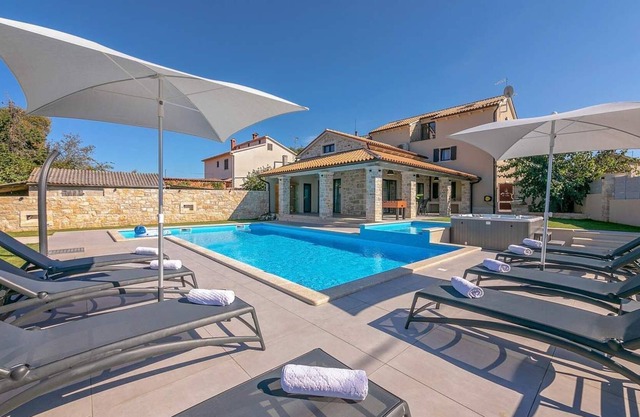 Completely renovated Villa M with pool on an enclosed property