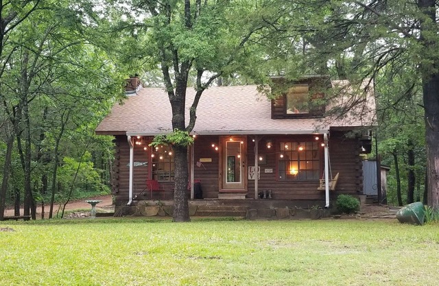 Completely restored cabin on the banks of the Blue River!