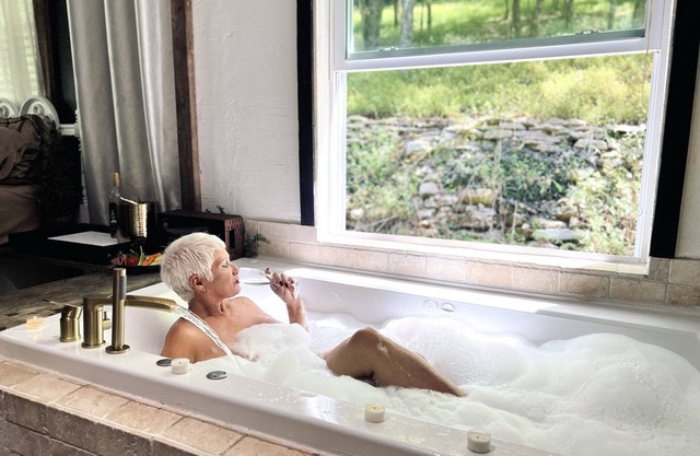 Complimentary Breakfast Romantic Relaxing Jacuzzi Bathhouse Cottage