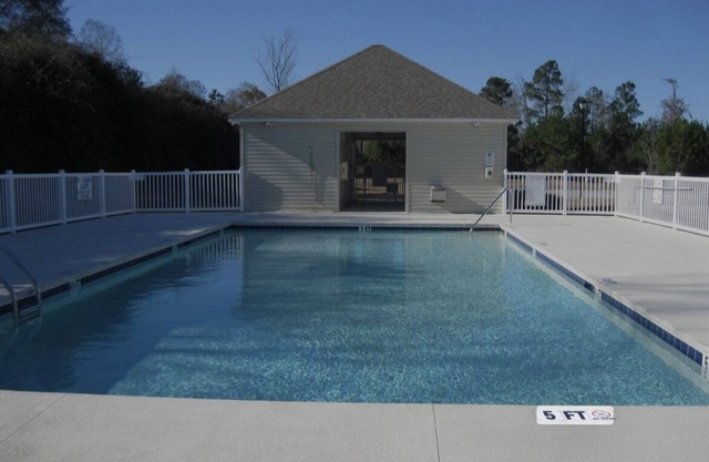 Condo 3BR 2BA with Community pool in Gated Community