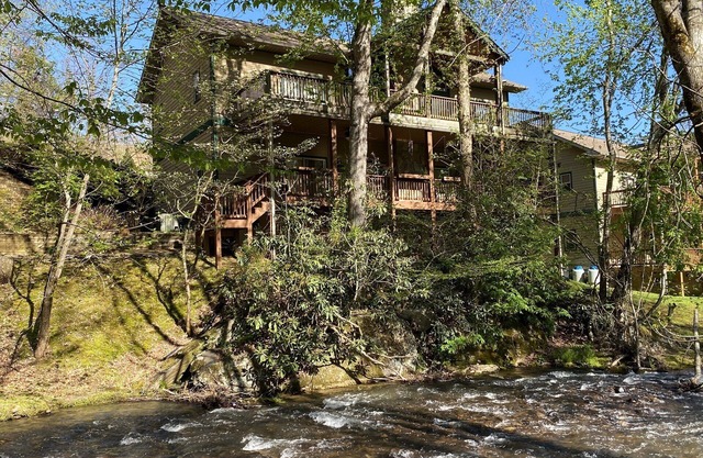Condo w/Creek, Golf & Mtn Views, Only 5 Steps to get in and Washer & Dryer!