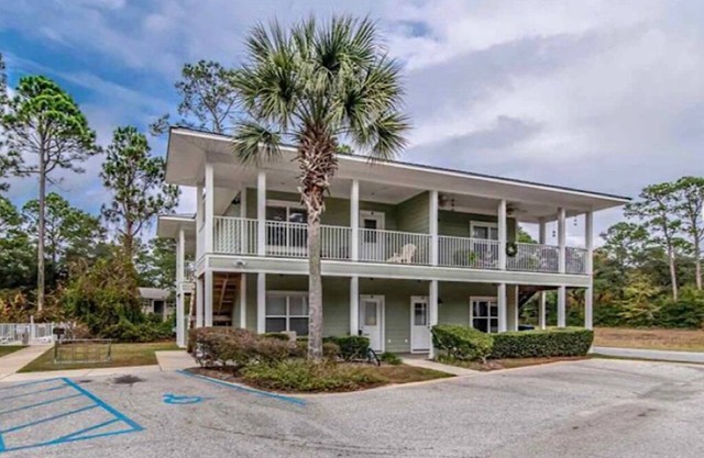 Condo w/pool near white sandy beaches, shops, restaurants, golf courses