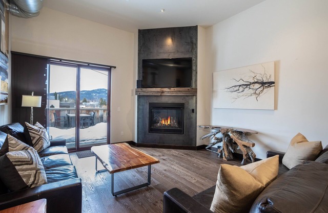 Condo w/private hot tub & rooftop deck close to Glacier National Park - Downtown Penthouse