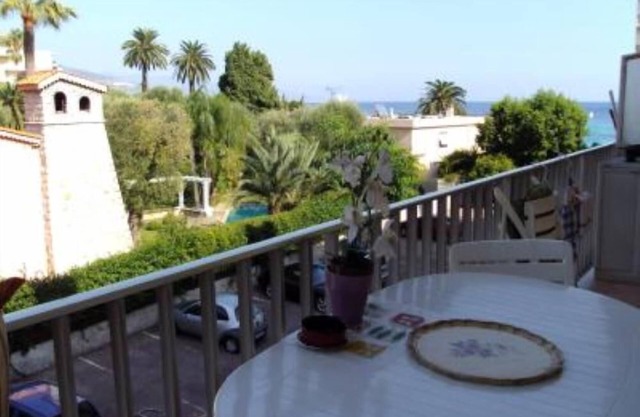 Confortable flat by the sea and with swimming pool