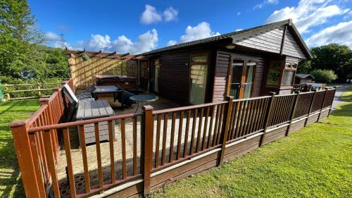 Conkers Lodge for 6 with Hot Tub & Secluded Decking - Spa Resort in Devon