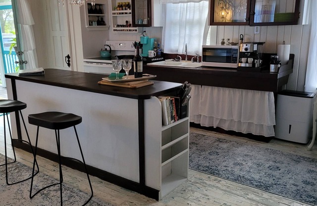 Connie's Cottage- "The Hemingway" - Vintage Chic