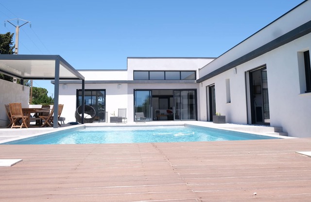 Contemporary villa with private pool 8 beds in Chateauneuf de Gadagne