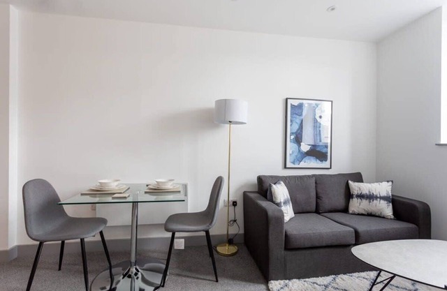 Contemporary 1 Bedroom Apartment, Leeds