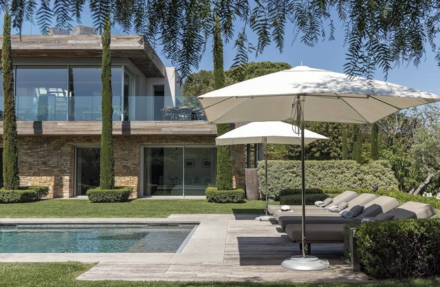 Contemporary 5-Bedroom Villa with Heated Pool near Sandy Beach