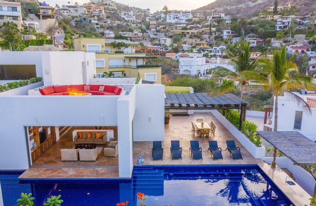 Contemporary, clean, spacious ocean view villa, huge pool, 2 blocks from Marina