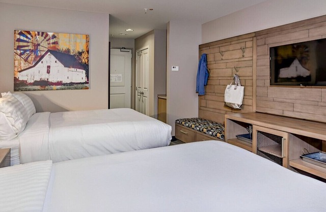 Contemporary & Comfortable Rm near Vintiques!