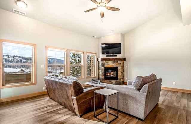 Contemporary Condo Near Downtown & Lake Access w/Balcony & Central A/C