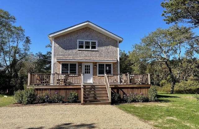 Contemporary cottage with outdoor shower infrared sauna 6 Min drive to the beach