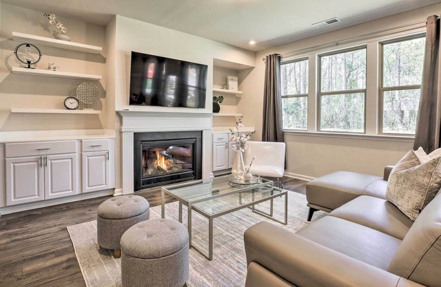 Contemporary Home w/ Yard - 27 Mi to Atlanta!