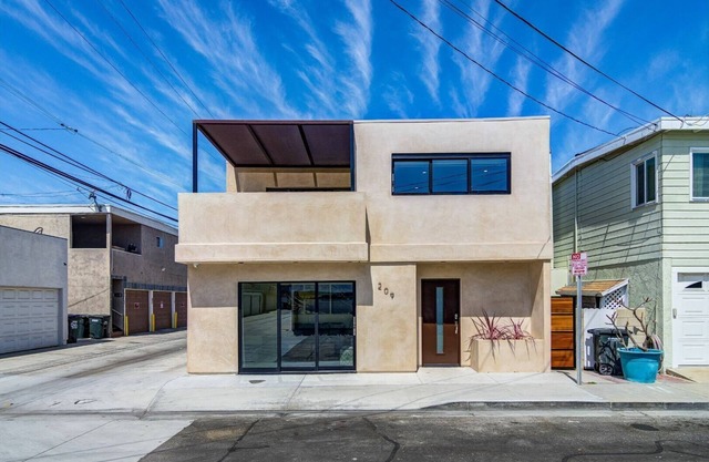 Contemporary home close to bay + beach